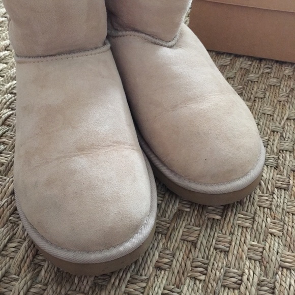 UGG Classic Short. Sand, size 7 (fits 7 1/2 & 8). - Picture 3 of 8